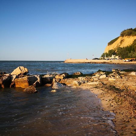 Castel di Mezzo Residence Baia Vallugola מראה חיצוני תמונה