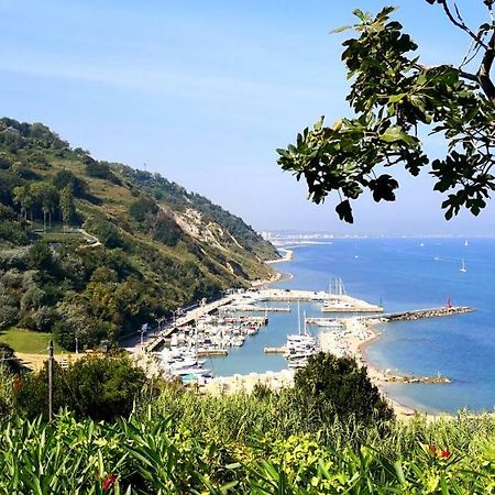 Castel di Mezzo Residence Baia Vallugola מראה חיצוני תמונה