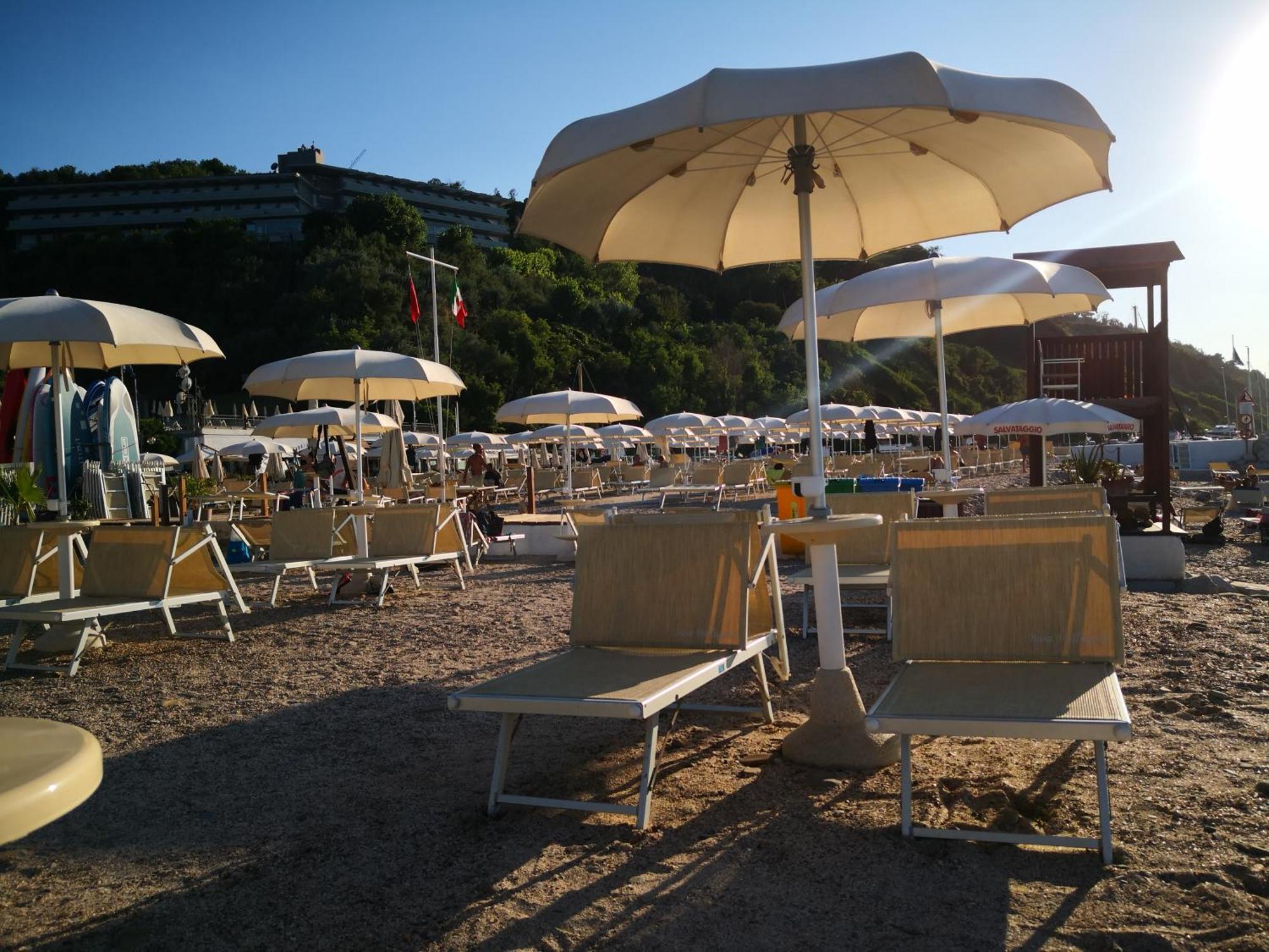 Castel di Mezzo Residence Baia Vallugola מראה חיצוני תמונה