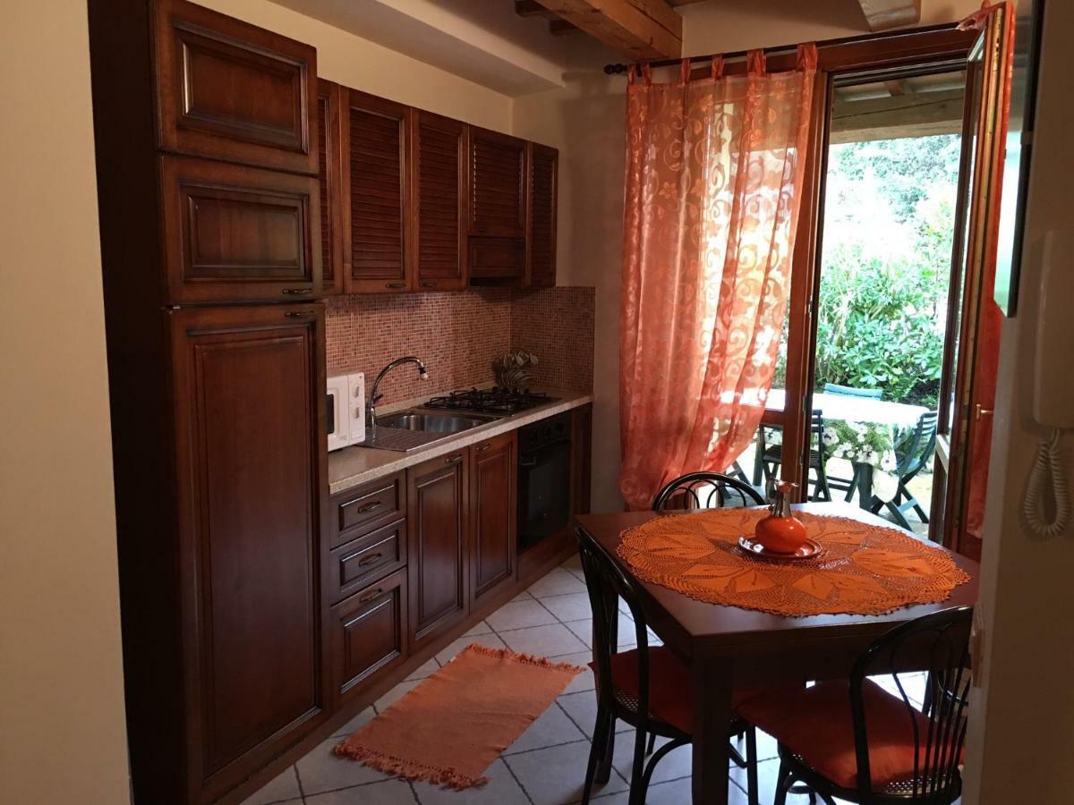 Castel di Mezzo Residence Baia Vallugola מראה חיצוני תמונה