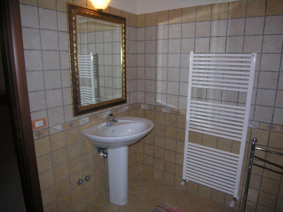 Castel di Mezzo Residence Baia Vallugola מראה חיצוני תמונה