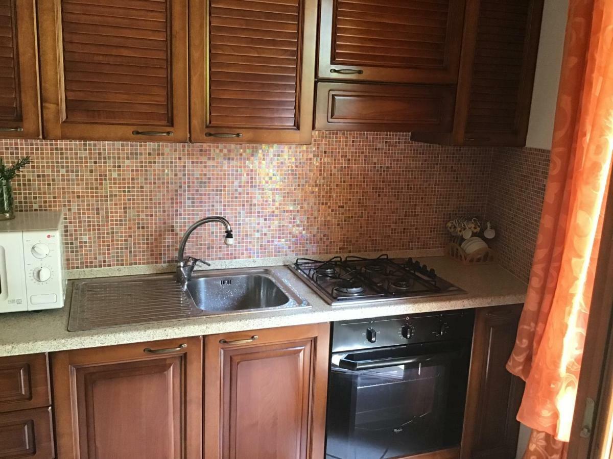 Castel di Mezzo Residence Baia Vallugola מראה חיצוני תמונה