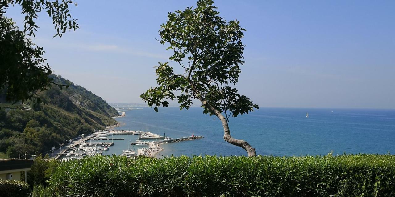 Castel di Mezzo Residence Baia Vallugola מראה חיצוני תמונה