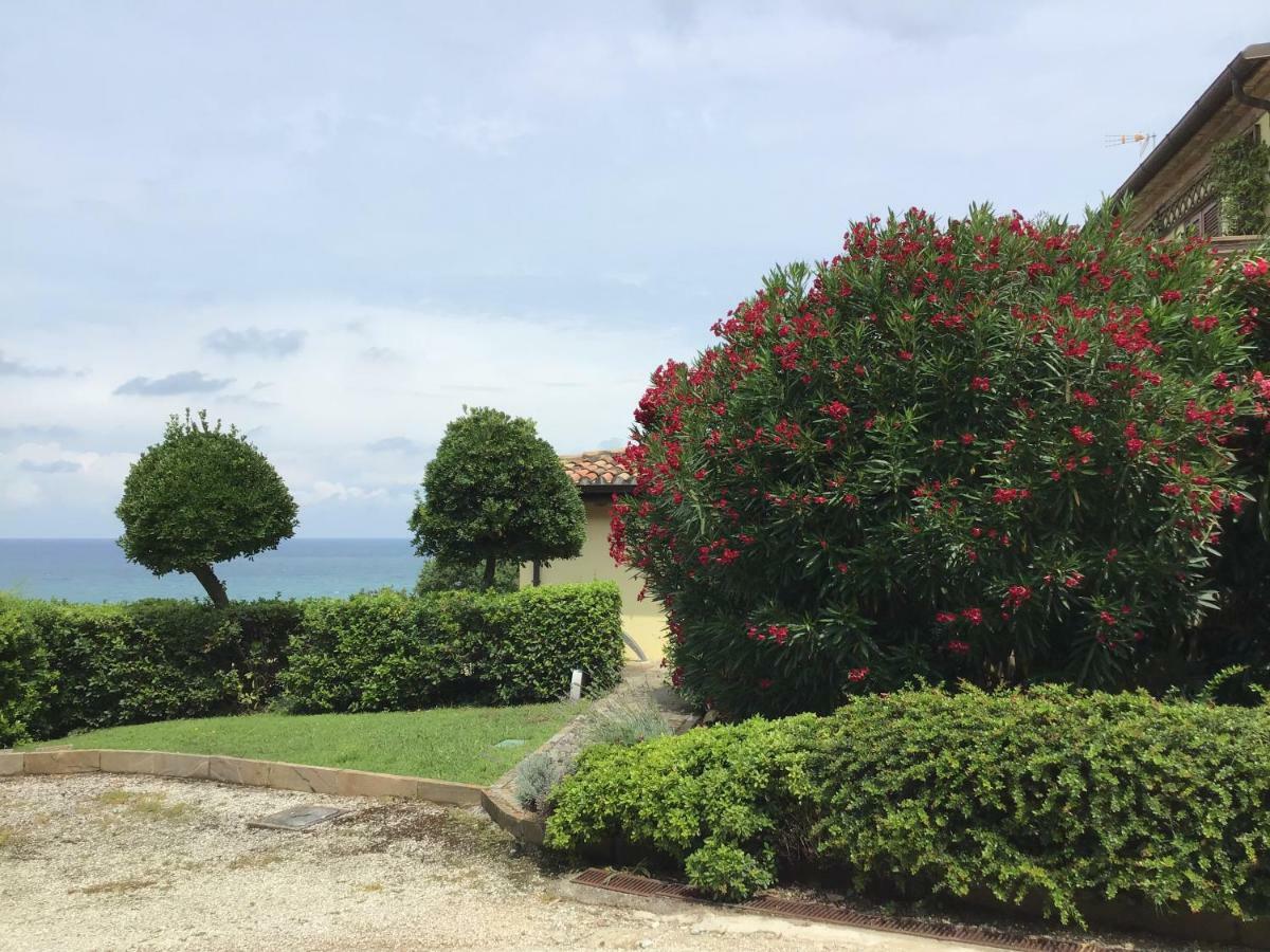 Castel di Mezzo Residence Baia Vallugola מראה חיצוני תמונה