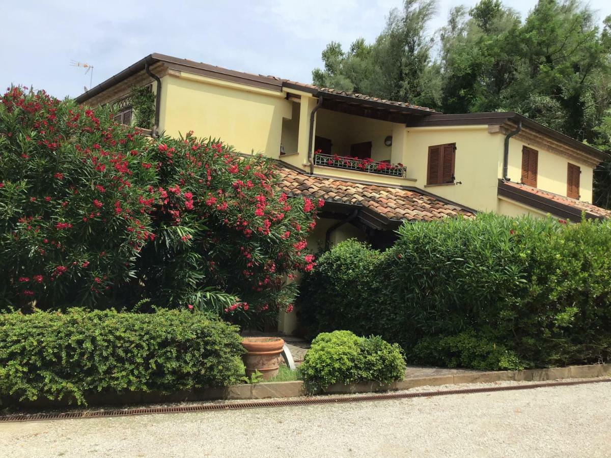 Castel di Mezzo Residence Baia Vallugola מראה חיצוני תמונה